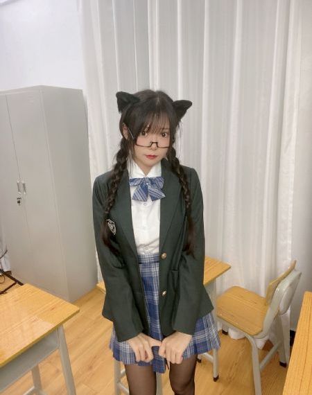 年轻女教师8伦理_超清天堂在线